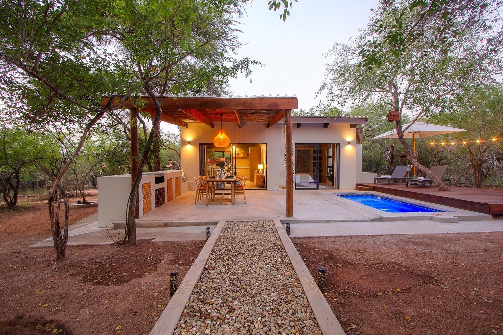 The Luxury Safari Villa, Close To Knp, Starbed, Giraffe-feeding-tower, Bush-bath Villa Marloth Park